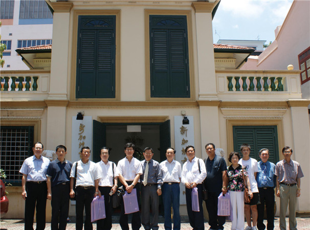 1、在新加坡书法家协会前留影.jpg