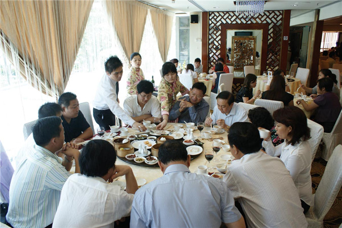 3、新加坡书法家协会陈声桂会长在皇冠大酒店宴请大家.jpg
