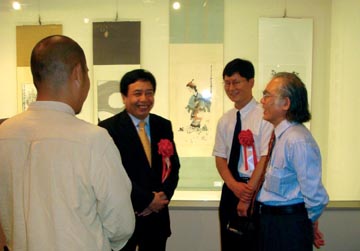 3、李浪木社长与中国驻日本大使馆张爱萍公使、国际水墨艺术促进会常务理事赵龙光先生亲切交谈.jpg