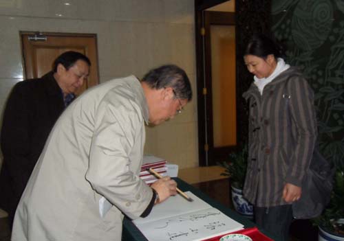4、中国光大集团董事长唐双宁签到.jpg