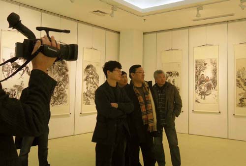 9、李浪木社长陪同内蒙古自治区副主席连辑观展.jpg