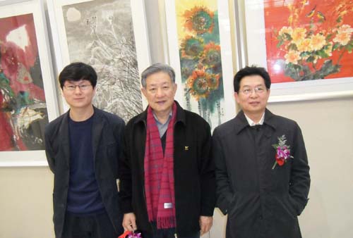 8、本次展览总策划《中华国粹》杂志社社长李浪木与全国政协副秘书长赵喜明、中宣部秘书长官景辉在一起.jpg