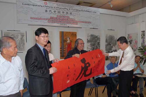 7向新加坡贸易工业与新闻艺术部副部长赠送王文桥书法作品.jpg