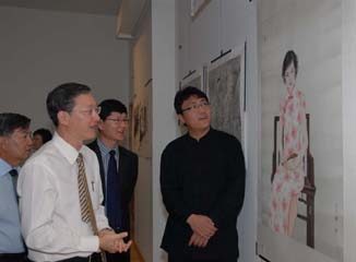 6陪同新加坡贸易工业与新闻艺术部副部长参观展览.jpg