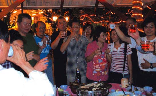 17在马来西亚水墨协会举行的欢迎宴上举杯.jpg