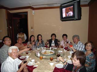 12在新加坡美术总会欢迎宴上举杯.jpg