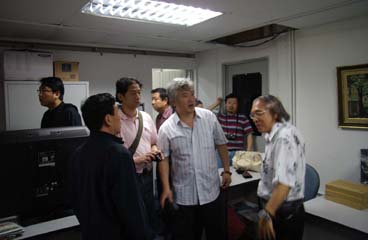 14在新加坡美术总会参观.jpg