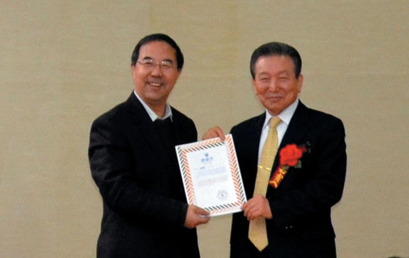 5李路馆长为韩国国际文化艺术研究会会长姜信雄颁发友好使者荣誉状.jpg